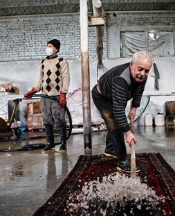 شستشوی سنتی قالی در قالیشویی اختیاریه